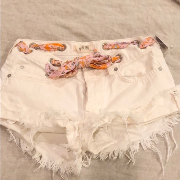 Free People Pants - FREE PEOPLE white jean short with scarf belt